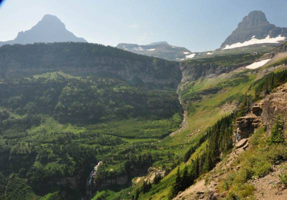 Cachoeiras e montanhas em forma de pirâmide no Glacier National Park, em Montana, nos Estados Unidos